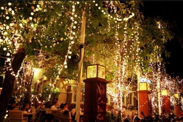 Outdoor led lights are different from the room how to create accents in the front of the house